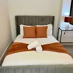 Modern 4 Bedroom House - 8 Beds - Contractors - Free Parking - Large Family Home