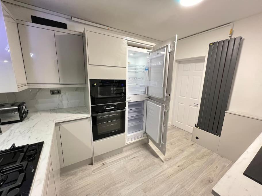 Modern 4 Bedroom House - 8 Beds - Contractors - Free Parking - Large Family Casa de férias Manchester